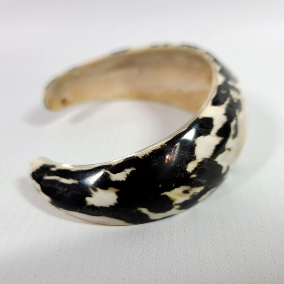 Vintage Black White Shell Cuff Bracelet and Ring Carved From Single Piece - Picture 5 of 12
